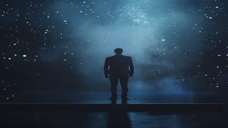 애플 인텔리전스 AI 전략을 상징하는 어두운 무대 위의 경영자 실루엣과 뉴럴 네트워크 입자