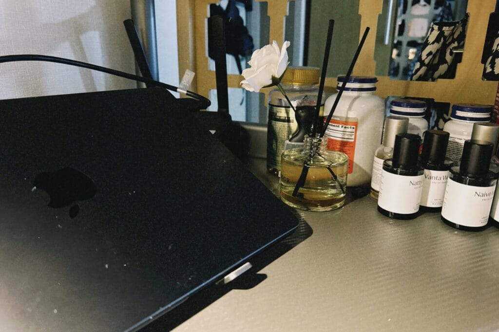 책상 위의 다양한 물건들