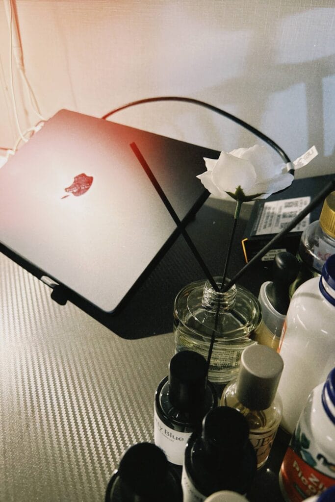 노트북과 화병이 있는 책상