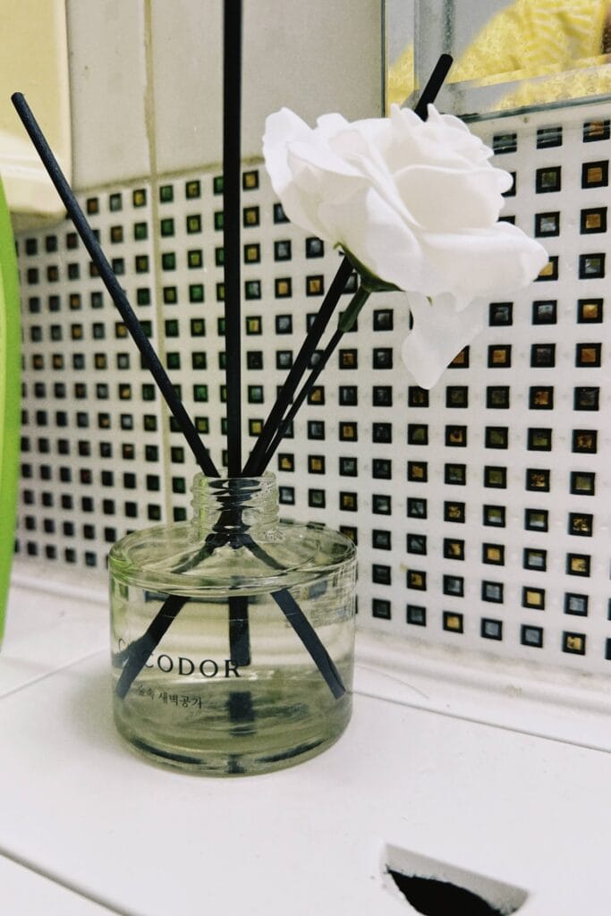 흰 장미가 있는 방향제