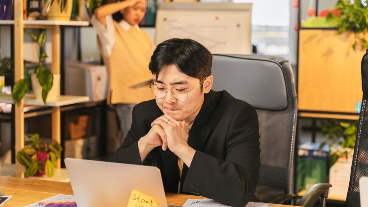 청년전용창업자금 신청을 준비하는 청년 창업자