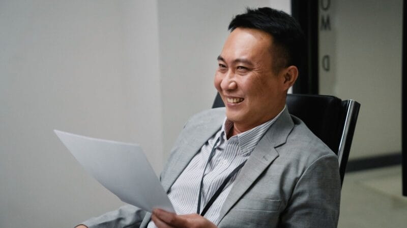 벤처기업확인 신청 서류를 검토하는 기업 대표의 사무실 장면