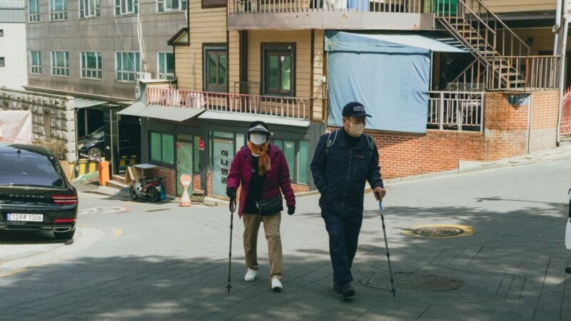 기초연금 2026 수급 대상인 65세 이상 노인 부부가 서울 거리를 걷는 모습