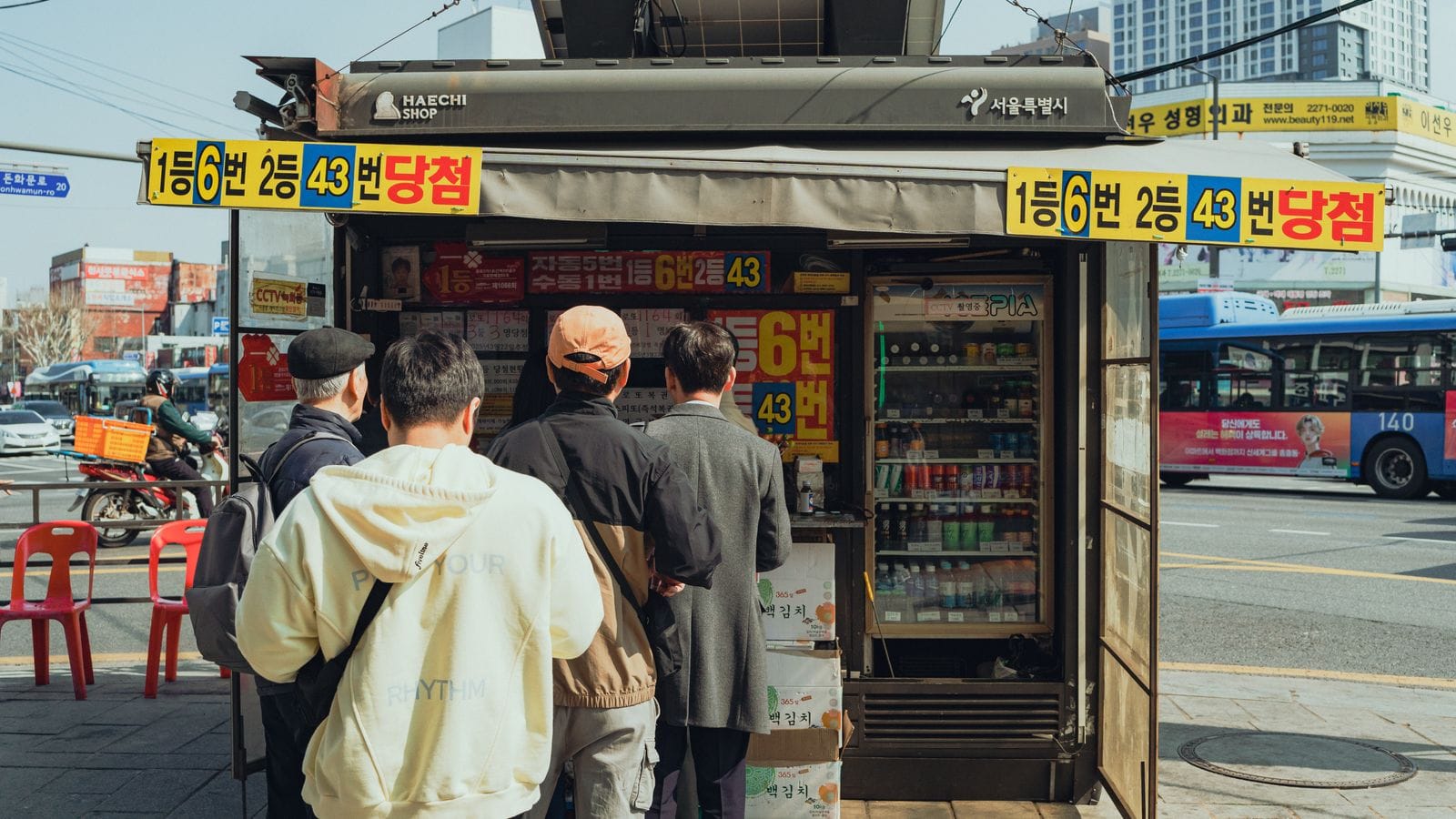 스마트상점 기술보급사업으로 보급되는 셀프주문 키오스크를 이용하는 고객들
